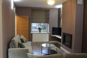 Smart TV, fireplace - Brook Meadow House, 4 Bed House Manchester ¦ Business ¦ Retreat ¦ (manchester)