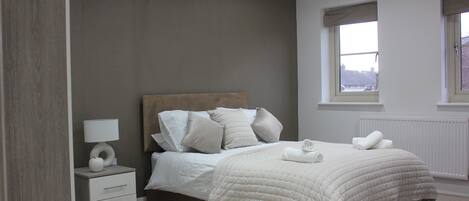 4 bedrooms, iron/ironing board, WiFi, bed sheets