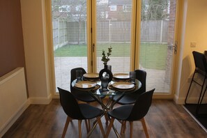 Dining - Brook Meadow House, 4 Bed House Manchester ¦ Business ¦ Retreat ¦ (manchester)