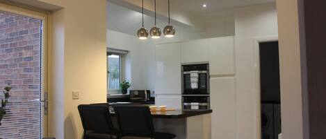 Microondas, horno, lavavajillas