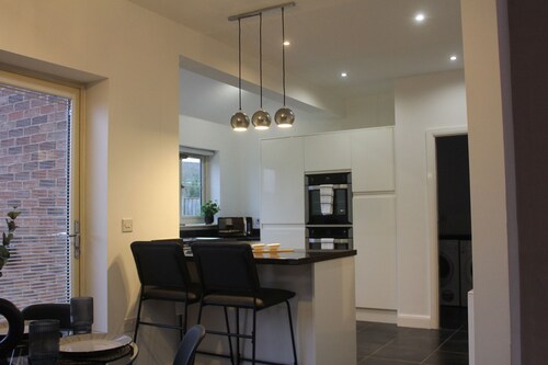 Brook Meadow House, 4 Bed House Manchester ¦ Business ¦ Retreat ¦