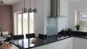 Micro-ondes, four, lave-vaisselle