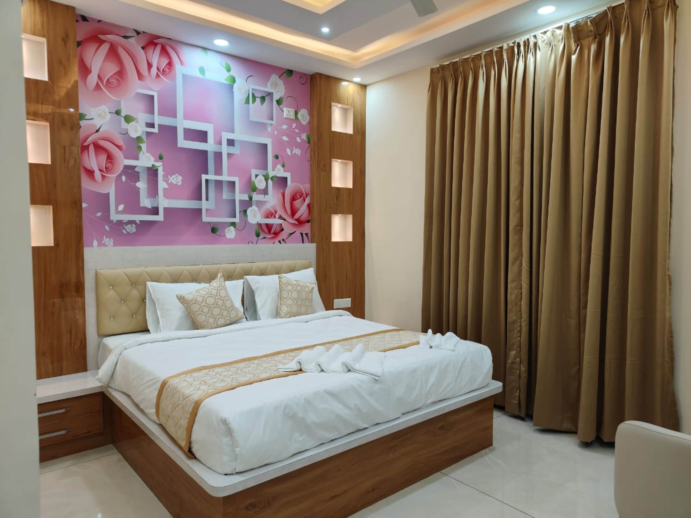 Deluxe Room | Egyptian cotton sheets, premium bedding, in-room safe