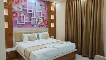 Deluxe Room | Egyptian cotton sheets, premium bedding, in-room safe