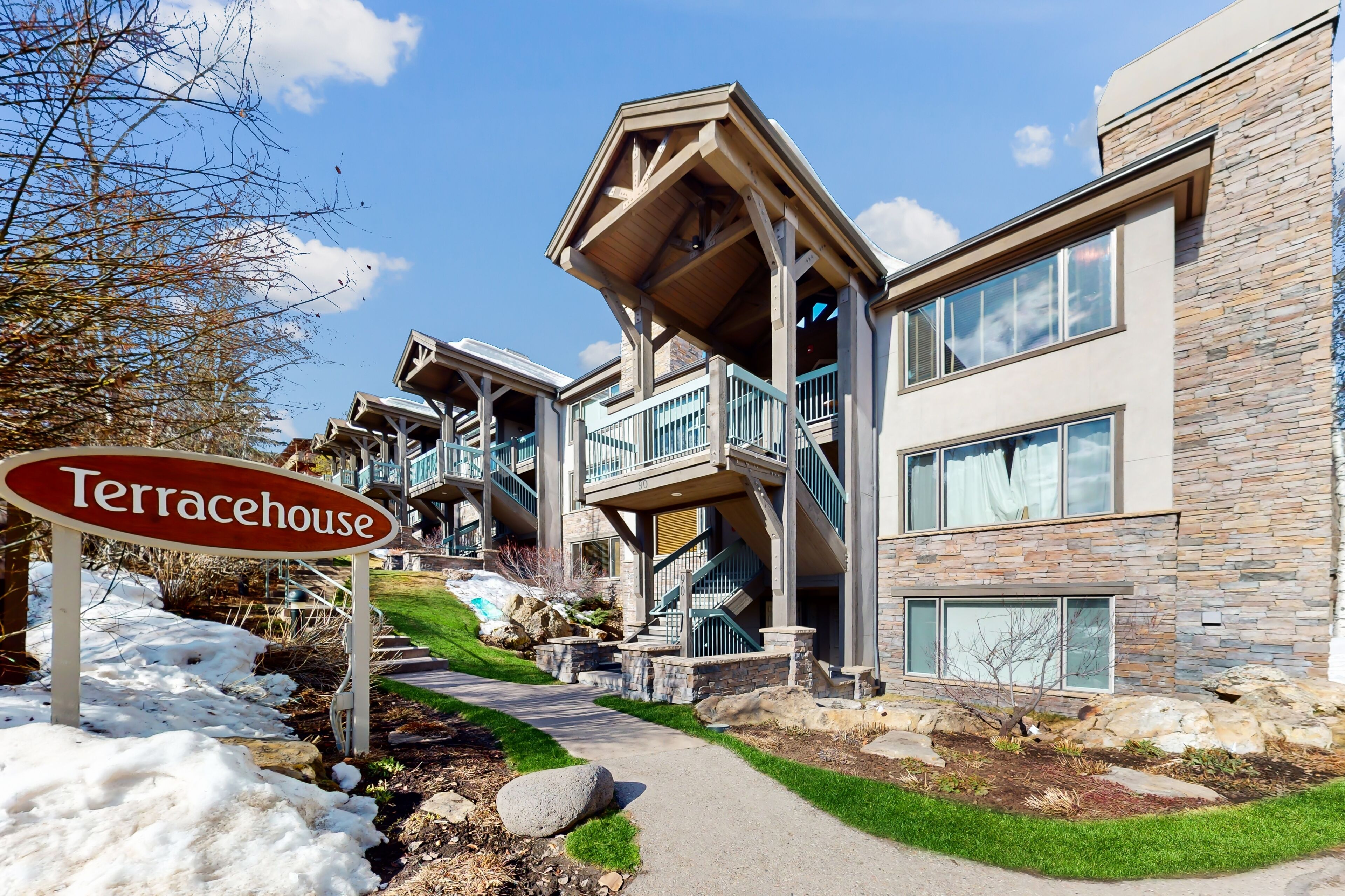 Ski-in/ski-out mountain condo with hot tub, pool access, & washer/dryer