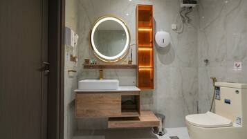 Deluxe Room, City View | Bathroom | Hair dryer, slippers, towels