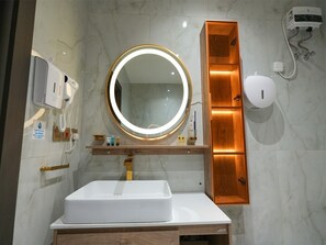 Suíte exclusiva | Banheiro | Secador de cabelo, chinelos, toalhas de banho 