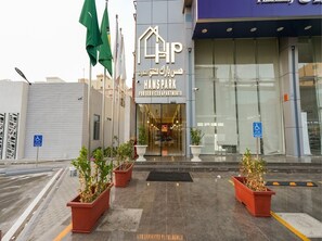 Vista frontal de la propiedad