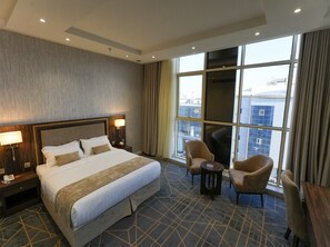 Quarto luxo, vista para a cidade | Área de estar | Smart TV 50 polegadas com canais digitais