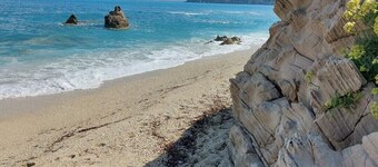 Azure Horizon Apartment - Kefalonia , with Sea View, Balcony & Wi-Fi