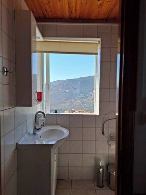 Douche, sèche-cheveux, serviettes fournies, savon