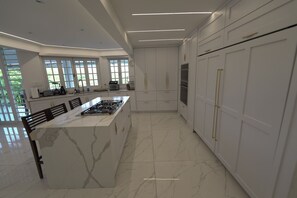 Mikrowelle, Ofen, Herdplatte, Wasserkocher mit Kaffee-/Teezubehör