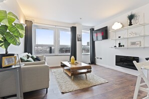 Smart TV - Stunning 1-Bedroom Apartment is situated in Woolwich free parking, a lift WiFi. (London)