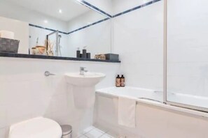 ヘアドライヤー、タオル、石鹸、シャンプー