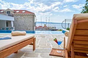 A heated pool - Exclusive Villa Amara with infinity heated pool - sea view, family, stylish, pet friendly, jacuzzi, sauna, bbq, 5 parking spaces (Jesenice)