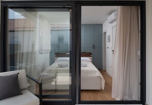 6 bedrooms, iron/ironing board, WiFi, bed sheets