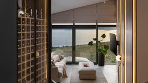 Una sala de estar moderna con un amplio ventanal que da a un paisaje pintoresco.