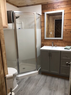 Douche, sĂšche-cheveux, serviettes fournies, savon
