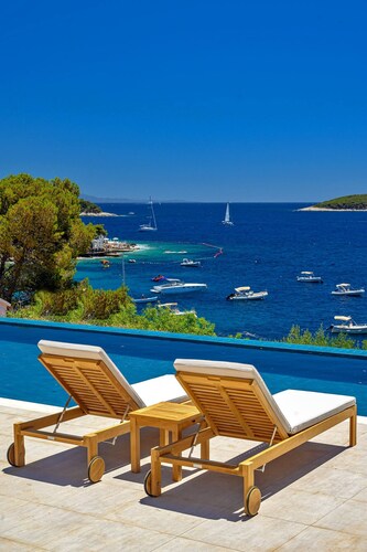 Villa Crystalsea 1 infinity heatedpool in Hvar, sauna, family, stylish, sea view