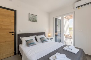 5 bedrooms, iron/ironing board, WiFi, bed sheets