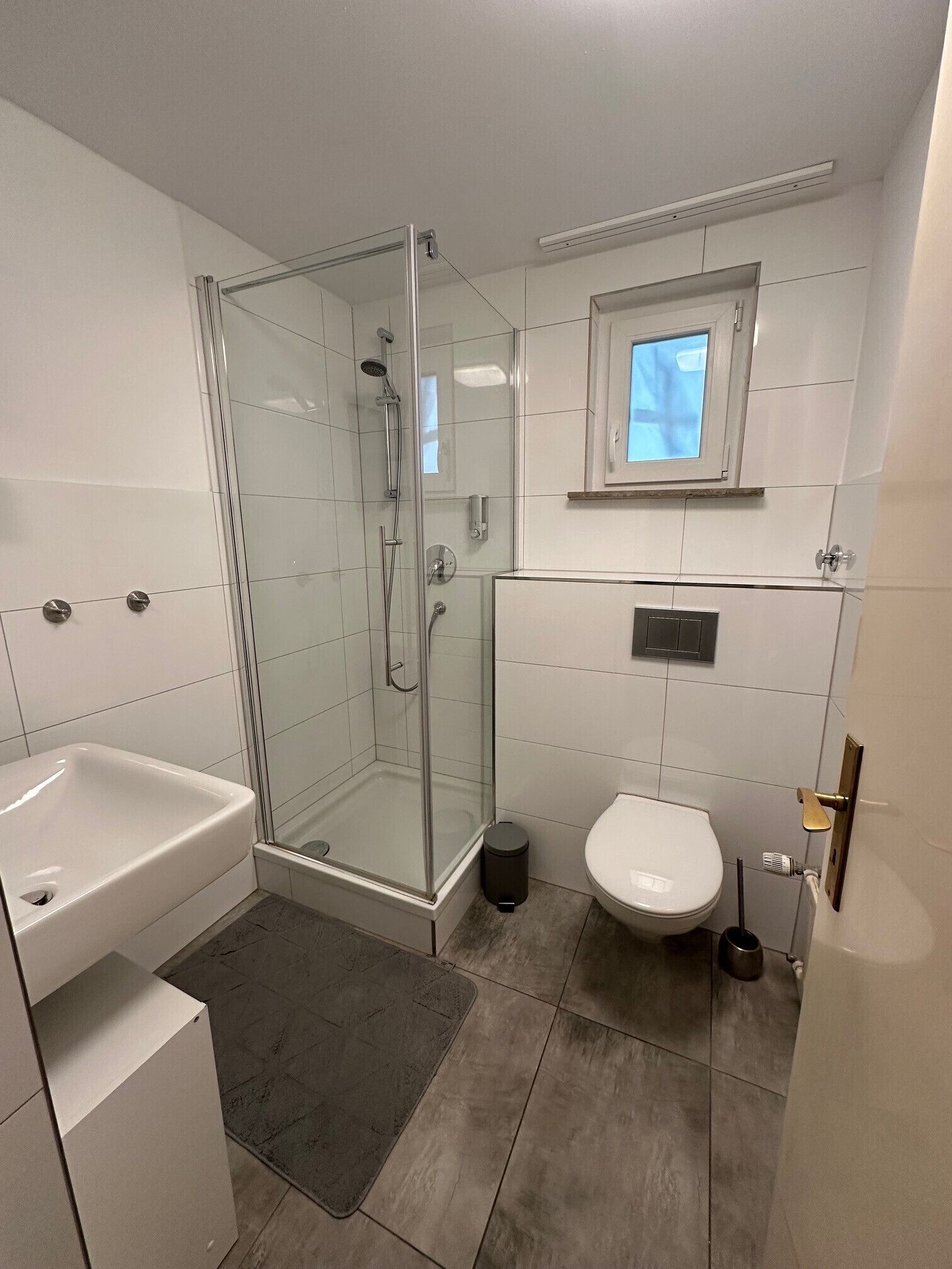 Haartrockner, Handtücher, Seife, Toilettenpapier