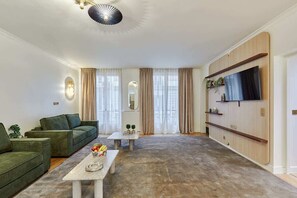 Televisión y oficina 