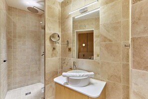 Dusche, Haartrockner, Shampoo