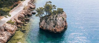 Modern Villa Maris - with heated pool & sea view, private parking, quiet area, family.