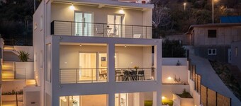 Modern Villa Maris - with heated pool & sea view, private parking, quiet area, family.