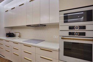 Fridge, microwave, oven, stovetop - Apartment in the Marais with Air-conditioned (Paris)