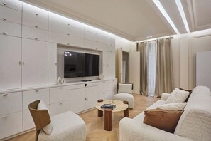 TV, offices - Apartment in the Marais with Air-conditioned (Paris)