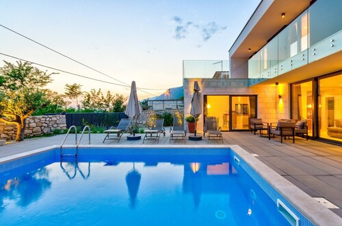 Excellent Villa Oasis with a pool, bbq, quiet area, family, gym
