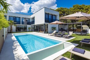 A heated pool - Modern Villa Osea-40m2, sauna, heated pool, family, quiet area, pet friendly (Liznjan)