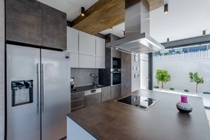 Refrigerador, microondas, horno y parrilla de estufa