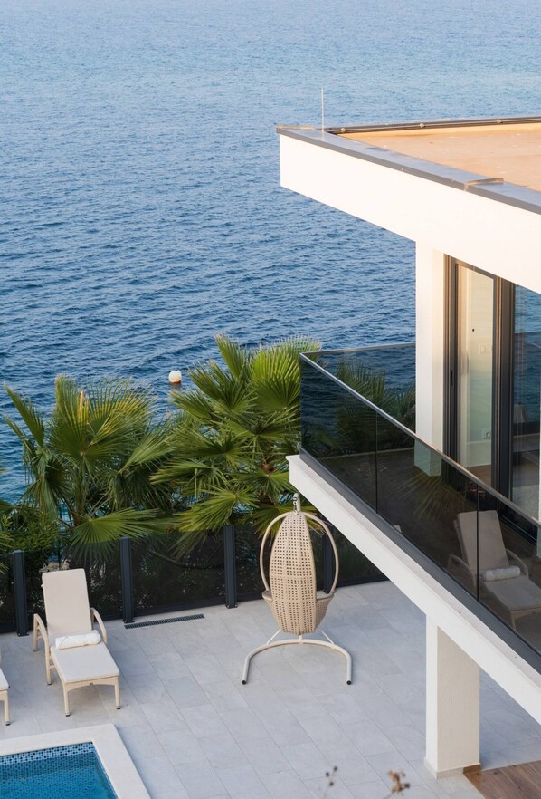 Terrace/patio - Villa Palm Bay 1 heated pool - 5 m from the sea, private parking, beach access. (Razanj)