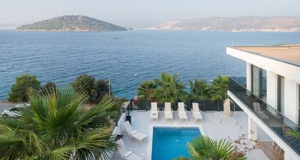 Villa Palm Bay 1, beheizter Pool - 5 m vom Meer entfernt, privater Parkplatz, mit atemberaubendem Meerblick, schöne Terrasse, Strandzugang.