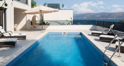 Elegance Villa Palm Bay 2, beheizter Pool - 10 m vom Meer entfernt, mit Meerblick und Balkon