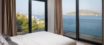 Elegance Villa Palm Bay 2, heated pool - 10 m from the sea, with sea view and balcony