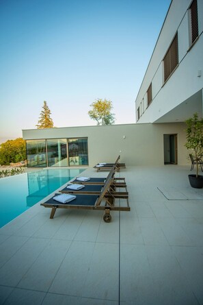 A heated pool - Luxury Villa Red & Blue heated pool, sauna, tennis court, mini golf, Family (Zmijavci)