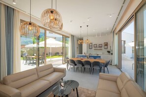 Televisión, chimenea, videojuegos y tenis de mesa 