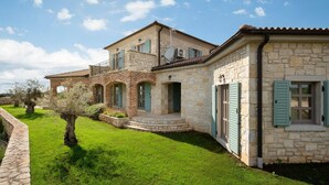 A stone house with a balcony, a small garden, and a clear sky. - Rustic Villa Reichardia with a pool in Istri, panoramic view, pet friendly (Sveti Lovrec)