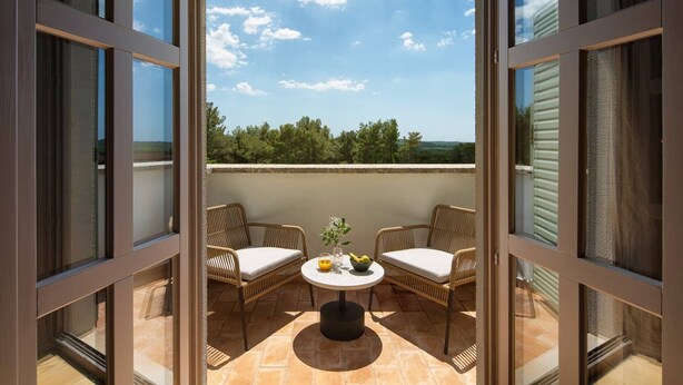 A balcony with wicker chairs and a table, overlooking a scenic landscape. - Rustic Villa Rorripa with a pool in Istri, panoramic view, pet friendly, quite area, family, private parking, terrace, fancy yard (Sveti Lovrec)