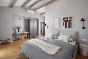 4 bedrooms, iron/ironing board, WiFi, bed sheets