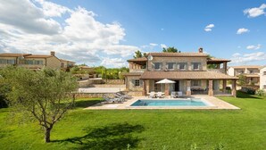 A two-story stone house with a swimming pool, surrounded by a well-maintained lawn and a clear blue sky. - Rustic Villa Sylbum with a pool in Istri, panoramic view, pet friendly (Sveti Lovrec)