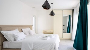 Ein modernes Hotelzimmer mit Bett, Nachttisch und Spiegel.