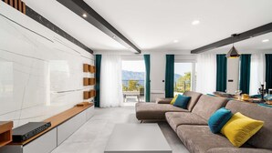 Ein modernes Wohnzimmer mit einer Couch, einem Couchtisch und eingebauten Regalen.