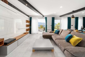 Tv och ett bordtennisbord