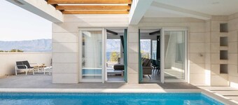 Villa Symphony, beheizter Pool - 10m vom Meer entfernt, Meerblick, direkt am Strand, familienfreundlich, stilvoll.