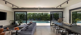 Villa Zorina heated pool, Jacuzzi & sauna, private parking, pet friendly