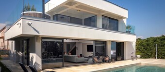 Villa Zorina heated pool, Jacuzzi & sauna, private parking, pet friendly